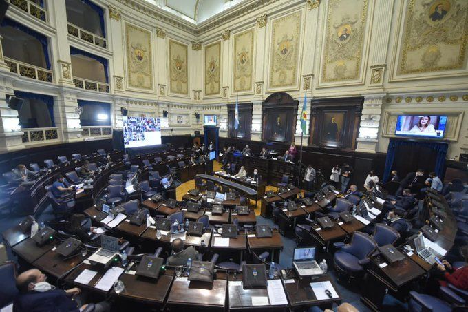 La Cámara de Diputados bonaerense sesionó ayer de manera mixta, pero postergó el debate del proyecto de endeudamiento que envió el gobierno de Kicillof. La Cámara de Diputados bonaerense sesionó ayer de manera mixta, pero postergó el debate del proyecto de endeudamiento que envió el gobierno de Kicillof.