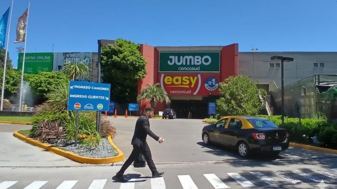 Ingreso principal del Portal Palermo, un predio de 44.000 m2 que funcionó casi tres décadas bajo la gestión del grupo chileno Cencosud y deberá ser entregado antes de fines de 2026
