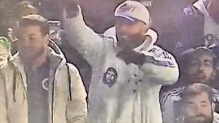 El hincha brasilero fue demorado por romper billetes en la Bombonera. El hincha brasilero fue demorado por romper billetes en la Bombonera.