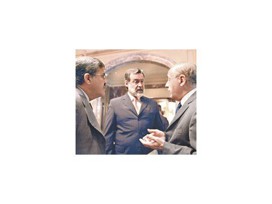El canciller Rafael Bielsa dialoga con sus pares de Economía, Roberto Lavagna; y Planificación, Julio De Vido, durante una visita en la ciudad de Berlín.