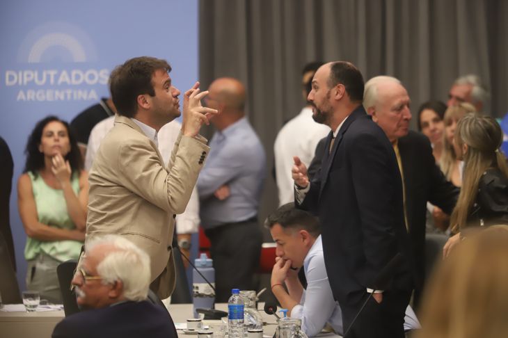 Juan Manuel López y Santiago Santurio, diputados de distintos bloques que apoyan suspensión de las PASO.