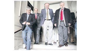 ámbito.com | Eduardo Buzzi (Federación Agraria), Hugo Biolcati (Sociedad Rural), Carlos Garetto (Coninagro) y Mario Llambías (CRA), ayer, al salir de la reunión con el ministro de Agricultura, Julián Domínguez. Hubo coincidencia en que es necesario «recuperar la confi