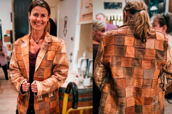 Una mujer danesa juntó 400 etiquetas de vino Privado y mandó a confeccionar un blazer íntegramente realizado en patchwork. Una mujer danesa juntó 400 etiquetas de vino Privado y mandó a confeccionar un blazer íntegramente realizado en patchwork.