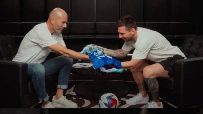 Zidane y Messi mano a mano.
