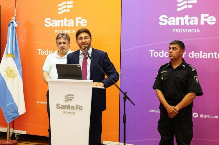 En un gesto de respaldo, Maximiliano Pullaro se mostró junto a su ministro de Seguridad, Pablo Cococcioni, y al jefe de la Policía de Santa Fe, Luis Maldonado. En un gesto de respaldo, Maximiliano Pullaro se mostró junto a su ministro de Seguridad, Pablo Cococcioni, y al jefe de la Policía de Santa Fe, Luis Maldonado.