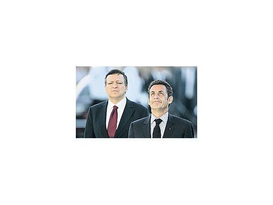 Nicolas Sarkozy antes de asumir la dirigencia semestral del bloque de los 27. Su par dePolonia, Lech Kaczynsk, aseguró que «en este momento el tema del tratado no tiene sentido» alegando el «no» de los irlandeses. El proyecto busca saldar el rechazo de Francia yHolanda a la Constitución europea en 2005.