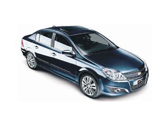 El Vectra se comercializa en dos carrocerías, 4 y 5 puertas (GT), con tres niveles de equipamiento: GLS, CD y CD AT y dos opciones de motores nafteros: el base con un 2.0 L de 122 CV, y el más potente 2.4 L con 146 CV.