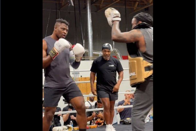 Mike Tyson entrena Francis Ngannou