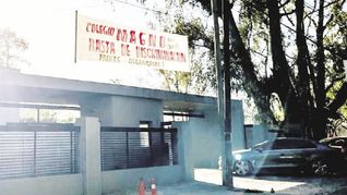 Polémica. La decisión del Magno College de dejar sin matrícula a niños en edad escolar generó fuertes críticas.
