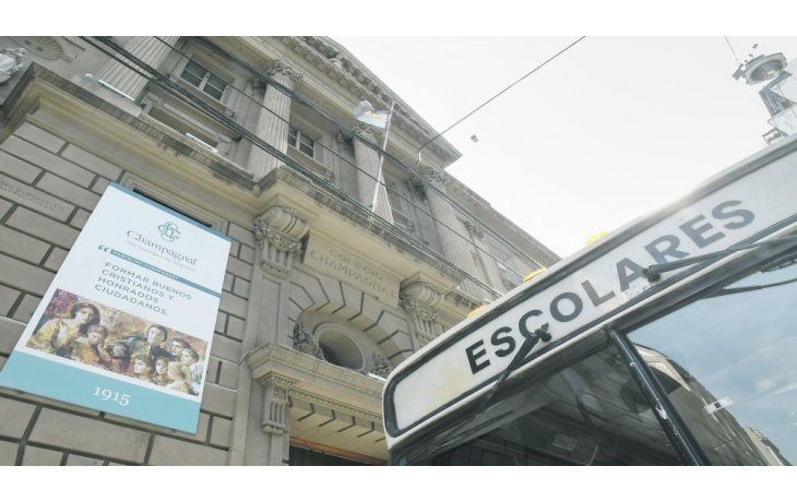Frente. Ayer en el colegio se dictaron clases normalmente. Los padres prefirieron no referirse al tema al ser consultados en la puerta.