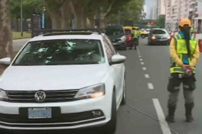 Dos diplomáticos rusos fueron demorados por negarse a hacerse los test. Dos diplomáticos rusos fueron demorados por negarse a hacerse los test.