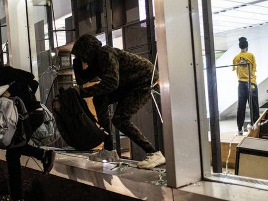 El aumento de un 130% de los tiroteos durante el mes de junio se le atribuye en principio a las manifestaciones en contra de la brutalidad policial.
