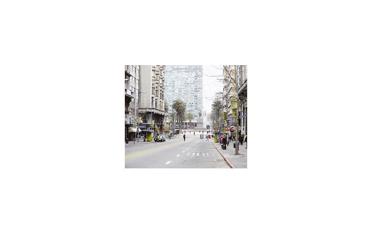 La avenida 18 de Julio, en el centro de Montevideo, presentó ayer el aspecto de un día feriado o de un domingo. El alcance del primer paro general contra José Mujica fue importante.