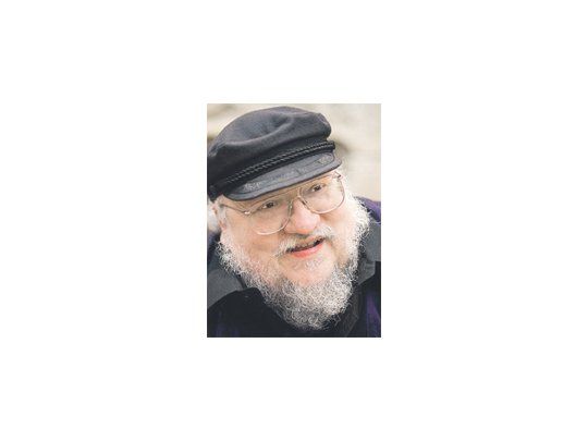 El escritor George R.R. Martin baraja la posibilidad de que la serie televisiva basada en su exitosa saga literaria salte al cine, para cerrar definitivamente la historia fantástica sobre un mundo de reinos medievales y mal avenidos.