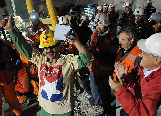 Juan Illanes, el tercero, celebra al llegar a la superficie