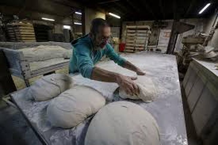 Workers organize their tasks without strict supervision, enjoying an environment of trust and self-management. Workers organize their tasks without strict supervision, enjoying an environment of trust and self-management.