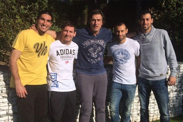La foto del encuentro: Pinto, Mascherano y Busquets acompañaron a Messi en el asado.