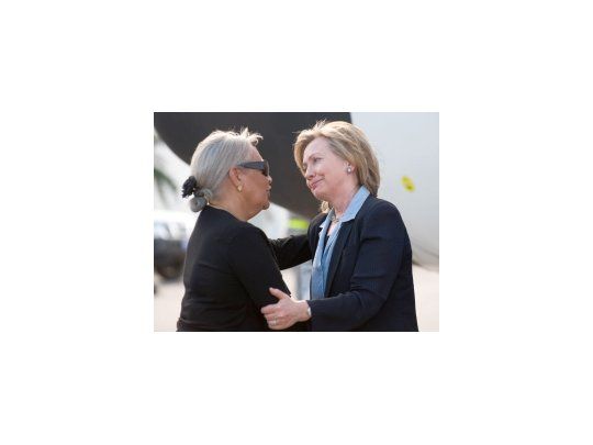 Hillary Clinton es recibida en el aeropuerto de Puerto Príncipe por la ministra de de Relaciones Exteriores de Haití, Marie-Michelle Rey.
