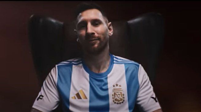 Lionel Messi en la presentación de la nueva camiseta de la YPF.