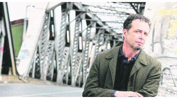 ámbito.com | Martínez Siccardi. “Los escritores avanzamos como en un auto, por un campo, en medio de la noche”.