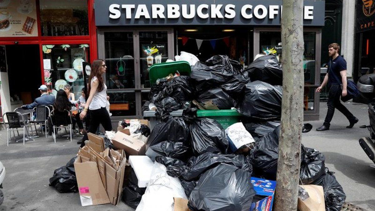 due to the strike of collectors, there are more than 5,000 tons of garbage on the streets