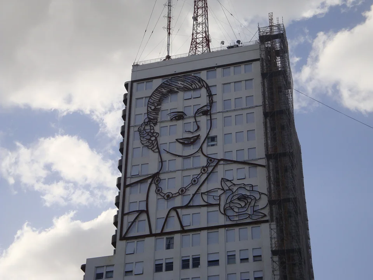 Desde el 2011, las caras norte y sur del edificio presentan imágenes de Eva Perón. Desde el 2011, las caras norte y sur del edificio presentan imágenes de Eva Perón.