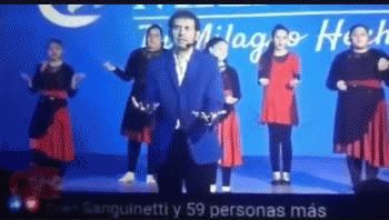 el pastor gimenez ofrece a sus fieles frascos de alcohol en gel por $1.000