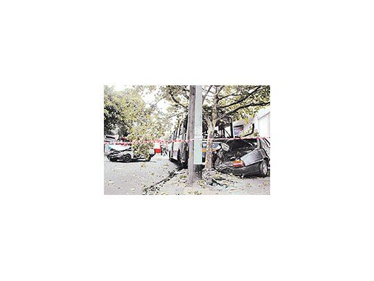 Doce personas heridas fue el saldo de un espectacular choquemúltiple entre cinco automóviles y un colectivo en ParqueChacabuco.