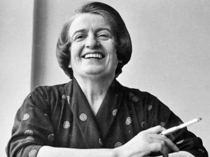 Ayn Rand, una de las “madres fundadoras” del movimiento libertario, una sionista furiosamente anticatólica. Consideraba al altruismo -la doctrina moral de que la mayor de las virtudes es el autosacrificio y colocar el interés de otros por encima del propio- como la base maligna detrás del estatismo y el colectivismo, proponiendo una cultura donde primase un egoísmo racional. Ayn Rand, una de las “madres fundadoras” del movimiento libertario, una sionista furiosamente anticatólica. Consideraba al altruismo -la doctrina moral de que la mayor de las virtudes es el autosacrificio y colocar el interés de otros por encima del propio- como la base maligna detrás del estatismo y el colectivismo, proponiendo una cultura donde primase un egoísmo racional.