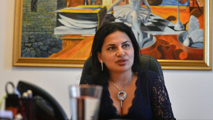 Con una promesa irresistible en el mundo de las criptomonedas, Ruja Ignatova acumuló millones y escapó dejando una estafa sin precedentes. Con una promesa irresistible en el mundo de las criptomonedas, Ruja Ignatova acumuló millones y escapó dejando una estafa sin precedentes.