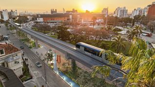 El nuevo esquema que presentó Orsi integrará carriles exclusivos, estaciones de prepago y unidades articuladas de gran capacidad. El nuevo esquema que presentó Orsi integrará carriles exclusivos, estaciones de prepago y unidades articuladas de gran capacidad.