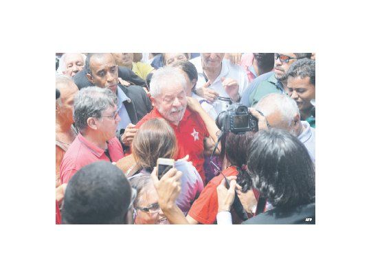 Luiz Inácio Lula da Silva recibe cotidianamente el apoyo de sus partidarios en su casa de Sao Bernardo do Campo, estado de San Pablo. Se declaró un perseguido de la Justicia, aseguró que llevará su prédica a las calles y sugirió que buscará la presidencia en 2018.