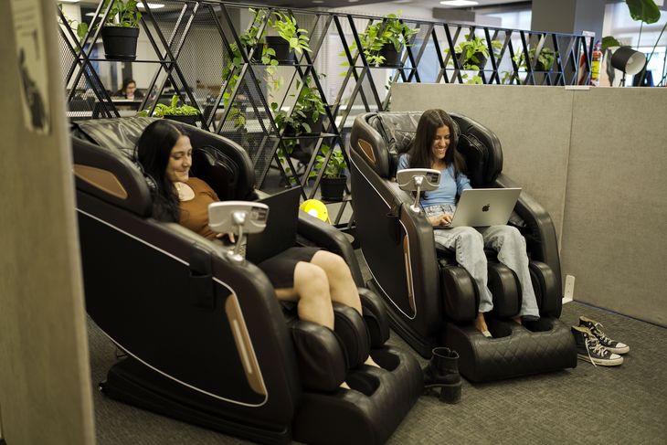 Zona de relax equipada con sillones masajeadores, diseñada para promover el bienestar y el equilibrio entre trabajo y descanso Zona de relax equipada con sillones masajeadores, diseñada para promover el bienestar y el equilibrio entre trabajo y descanso