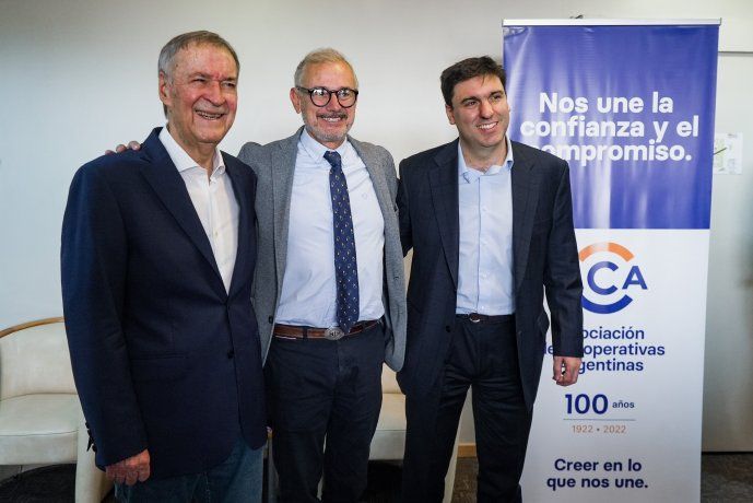 Juan Schiaretti y Diego Bossio junto al titular de la Asociación de Cooperativas Argentinas. Juan Schiaretti y Diego Bossio junto al titular de la Asociación de Cooperativas Argentinas.