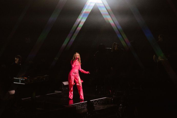 Kylie Minogue aterrizó en Argentina para presentar su gira 