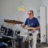 Joe Casciani practica batería desde que se jubiló como psicólogo.