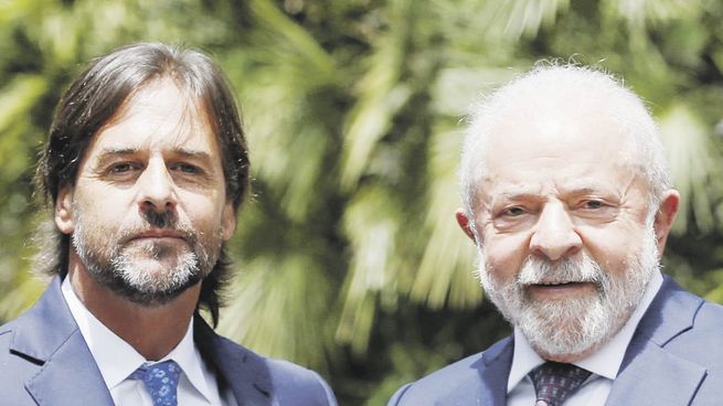 TENSIÓN. Luiz Inácio Lula da Silva y Luis Lacalle Pou trataron de acercar ayer en Montevideo sus visiones sobre el futuro del Mercosur.