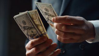 El dólar blue se mantuvo encima de los $1.200 pero acortó la distancia con el CCL