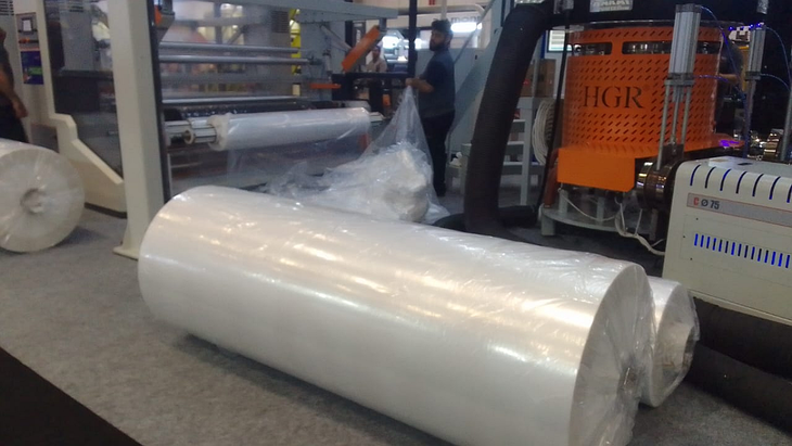 Cada uno de los rollos de plástico pesan unos 600 kilos. Cada uno de los rollos de plástico pesan unos 600 kilos.