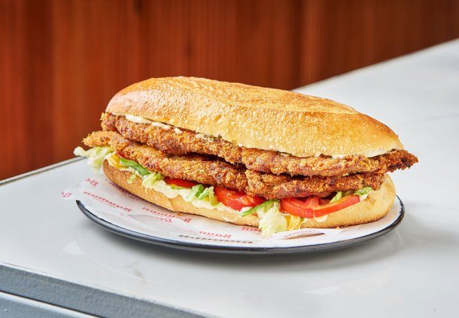 El pan está hecho a base de puré de papa, la carne utilizada es ojo de bife y el encurtido es de elaboración propia. El pan está hecho a base de puré de papa, la carne utilizada es ojo de bife y el encurtido es de elaboración propia.