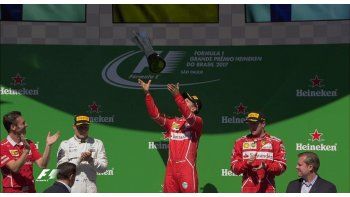 Vettel celebra en lo más alto del podio.