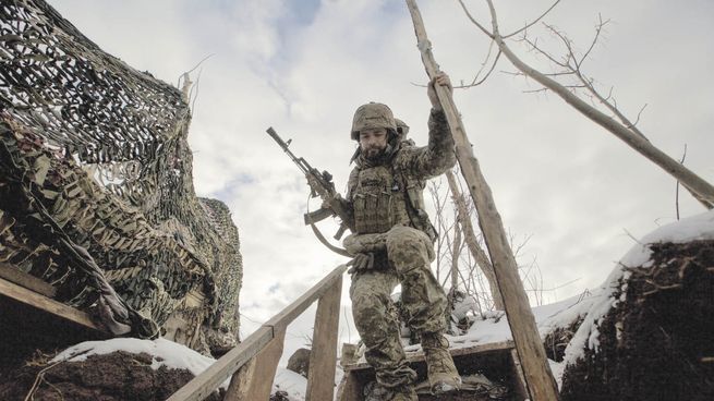 SIN TREGUA. Un soldado ucraniano se prepara para entrar en combate con las milicias prorrusas en la región oriental de Donetsk.