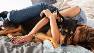 Dormir con el perro en la misma cama puede fortalecer el vínculo y brindar compañía.
