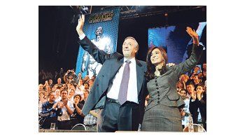 ámbito.com | En el acto del martes, Cristina mostró el mismo look de tailleur que acostumbraba usar la ex primera dama. El lunes transgredió protocolos con un sombrero murguero.