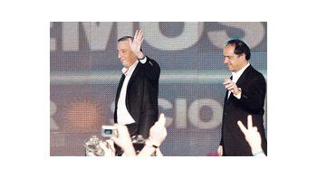 ámbito.com | Néstor Kirchner y Daniel Scioli, en el acto de cierre de la campaña en La Matanza: candidatos derrotados; jefaturas en crisis.