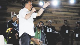REAPARICIÓN. Jair Bolsonaro habló ante un grupo de seguidores en un centro comercial de Orlando, Florida. Su abogado intenta extender su estadía en Estados Unidos.