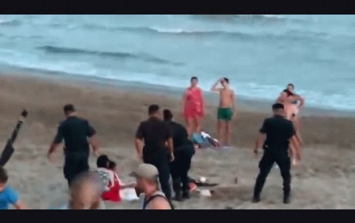 Pareja enterró a su hija en la arena para poder meterse en la playa a tener relaciones sexuales