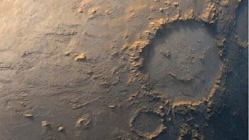 Cráter cara sonriente en Marte captado por el rover Curiosity.