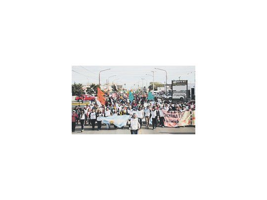 Ante la ausencia de una oferta salarial por parte del gobernador Daniel Peralta, todo el arco gremial protestó ayer en Santa Cruz.