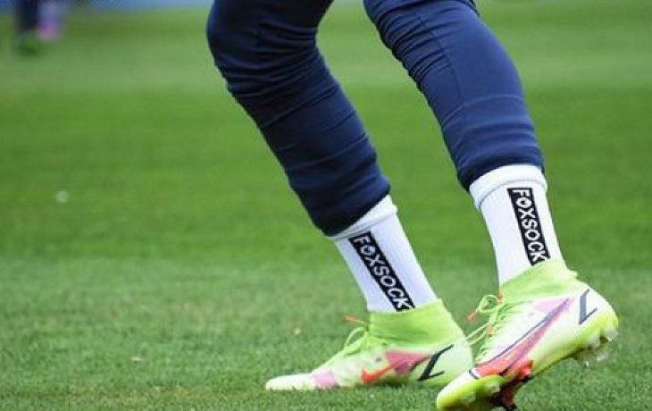 Las medias antideslizantes hoy&nbsp; son muy populares en el fútbol y casi no hay jugadior que no las utilice.